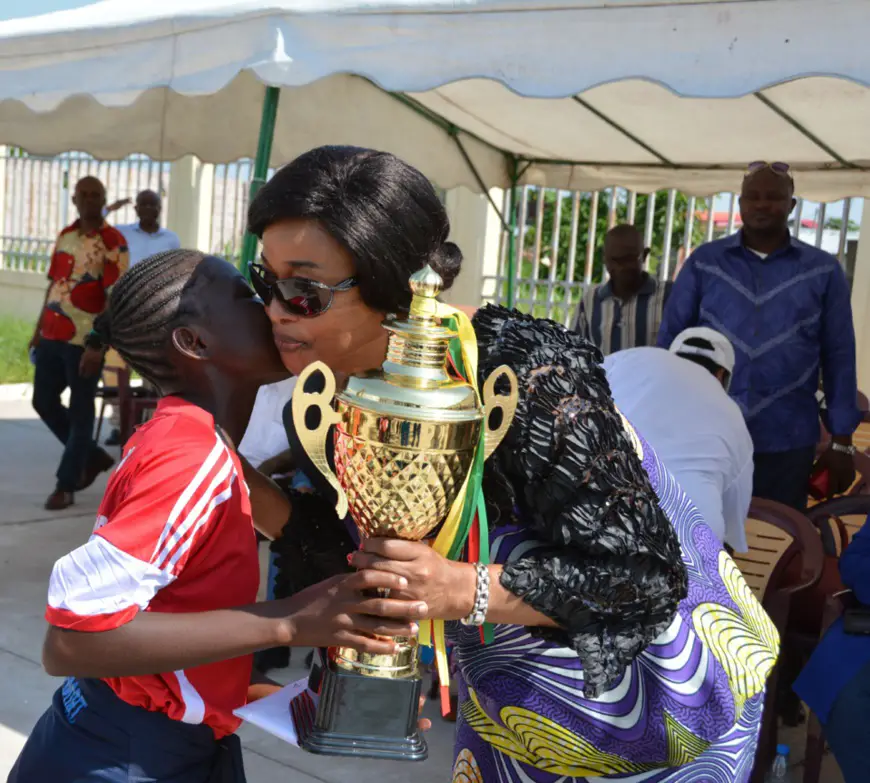 Mme Georgette Okemba, remettant le trophée en compétition