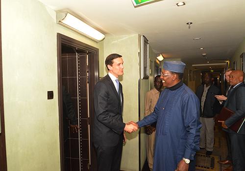 Poignée de main entre Idriss Déby (droite) et le conseiller à la sécurité intérieure de Donald Trump.