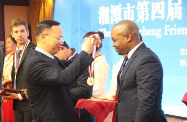 Remise de médaille au Dr. Igor-Mathieu Gondje-Dacka par le Maire de la ville de Xiangtan, Monsieur Tan Wensheng Remise de médaille au Dr. Igor-Mathieu Gondje-Dacka par le Maire de la ville de Xiangtan, Monsieur Tan Wensheng