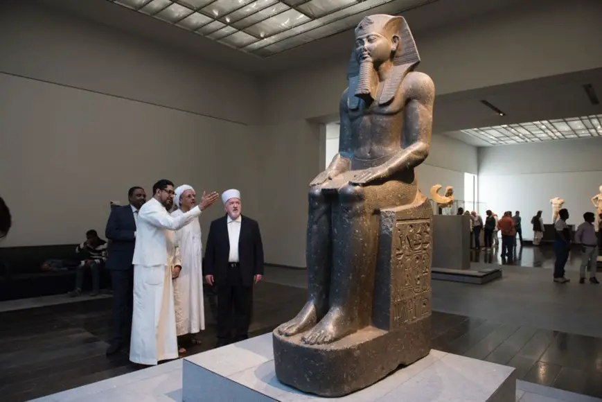 Les Chercheurs et les Intellectuels Visitent le Musée du Louvre à Abu Dhabi