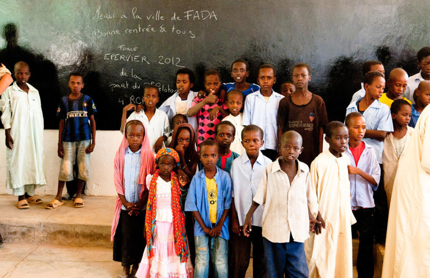 Des enfants dans une école à Faya. Crédits photo : opération épervier Des enfants dans une école à Faya. Crédits photo : opération épervier