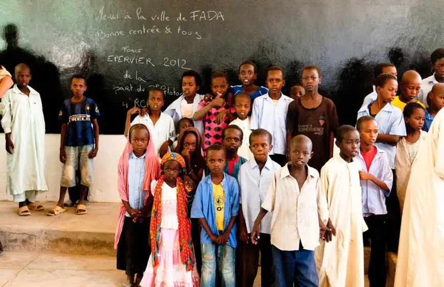 Des enfants dans une école à Faya. Crédits photo : opération épervier