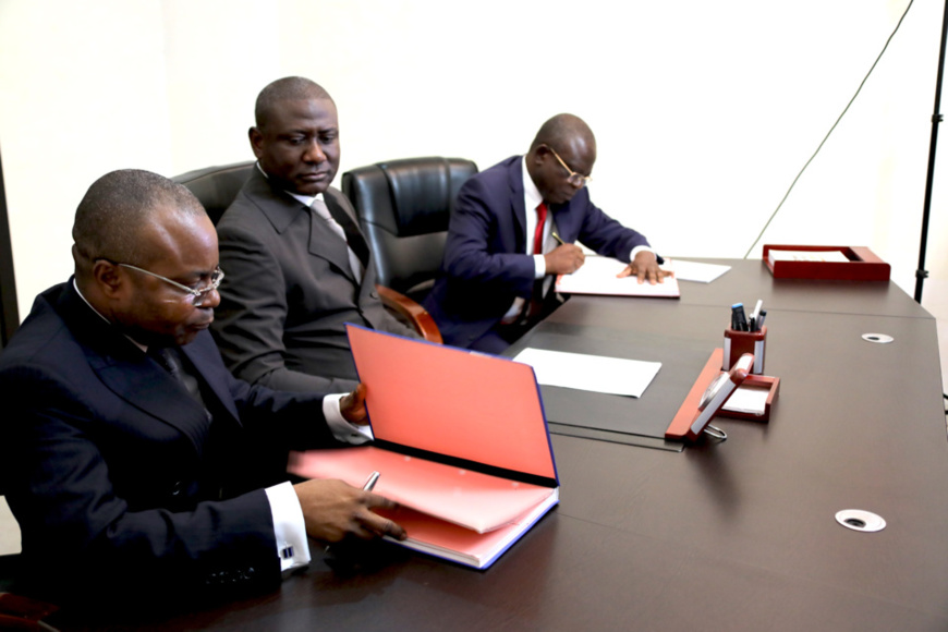 Valentin Oko, (extrême droite) signant le parapheur de la passation de service Valentin Oko, (extrême droite) signant le parapheur de la passation de service