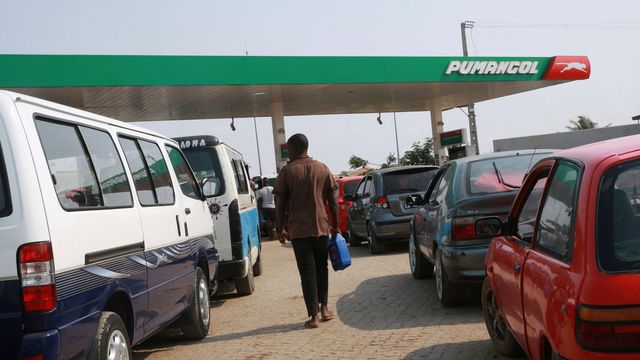 Depuis plus d'une semaine, la plupart des stations service de la capitale Luanda sont assiégées par de longues files d'automobilistes en quête d'essence, comme ici le 21 décembre 2017 afp.com/AMPE ROGERIO Depuis plus d'une semaine, la plupart des stations service de la capitale Luanda sont assiégées par de longues files d'automobilistes en quête d'essence, comme ici le 21 décembre 2017 afp.com/AMPE ROGERIO