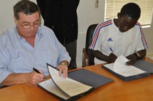 Signature du contrat en précense du directeur et de l'athlète Valentin BETOUDJI Signature du contrat en précense du directeur et de l'athlète Valentin BETOUDJI