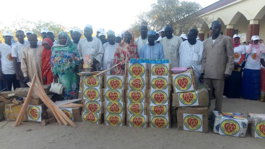 Un don de kits scolaires de la fondation Grand Coeur à Abéché, ce mardi 2 janvier 2018. Alwihda Info/D.H.