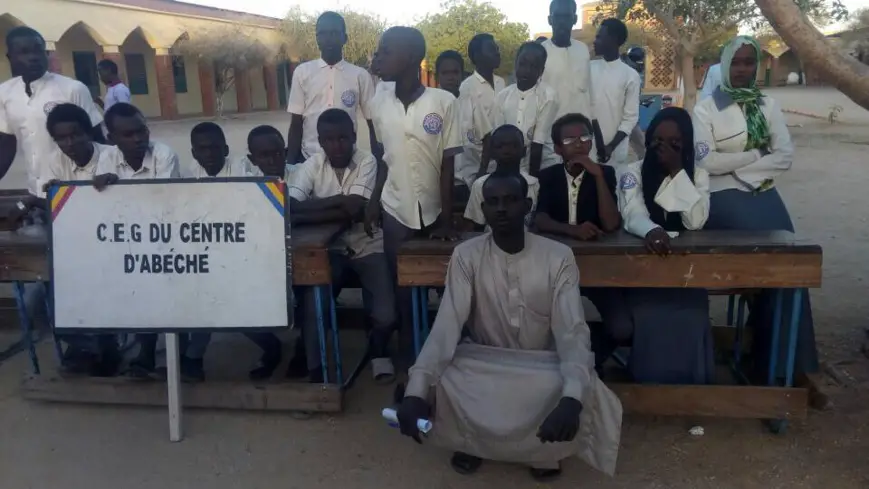 Tchad : des kits scolaires offerts aux lycéens à Abéché