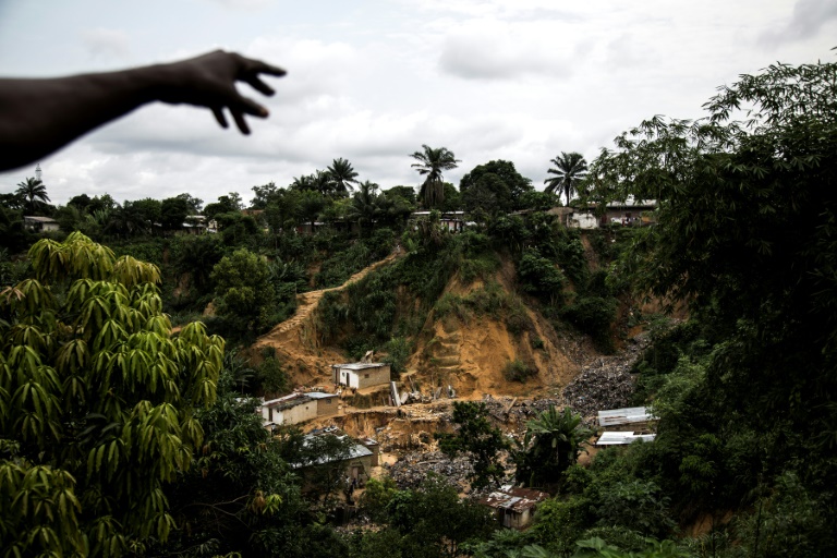 Un glissement de terrain à Kinshasa à la suite des fortes pluies du 4 janvier 2017 / © AFP / JOHN WESSELS Un glissement de terrain à Kinshasa à la suite des fortes pluies du 4 janvier 2017 / © AFP / JOHN WESSELS