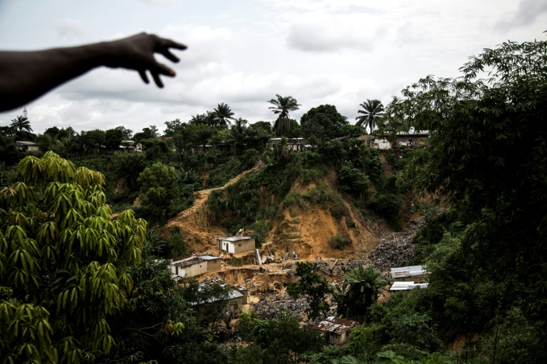 Un glissement de terrain à Kinshasa à la suite des fortes pluies du 4 janvier 2017 / © AFP / JOHN WESSELS