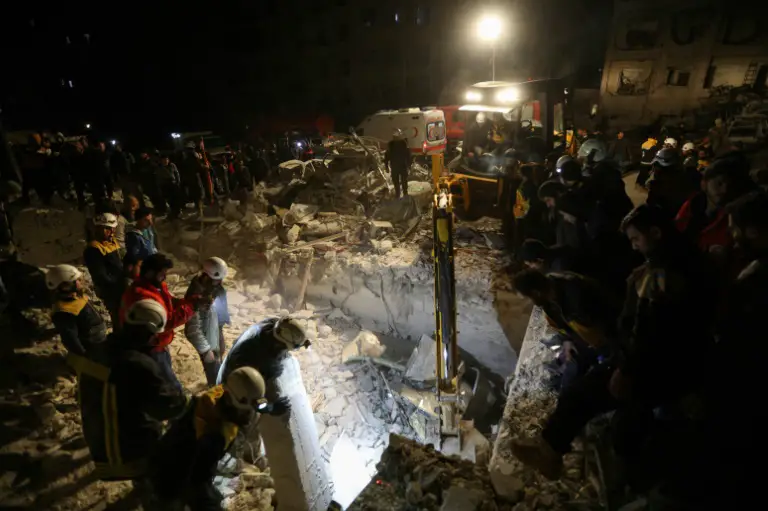 Des secours à la recherche de victimes après l'explosion dans un QG de combattants jihadistes asiatiques dans la ville syrienne d'Idleb, le 7 janvier 2018 / © AFP / OMAR HAJ KADOUR