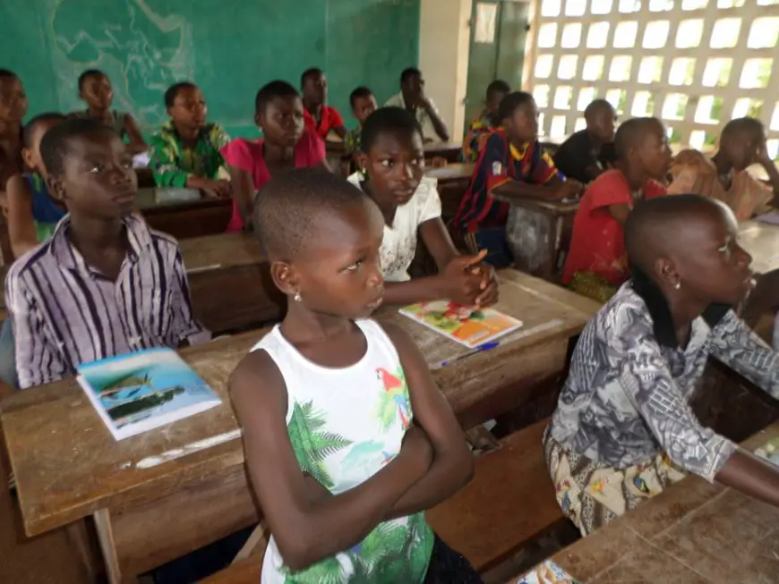 Une salle de classe au Togo. Crédits : Baza Baza Corporation