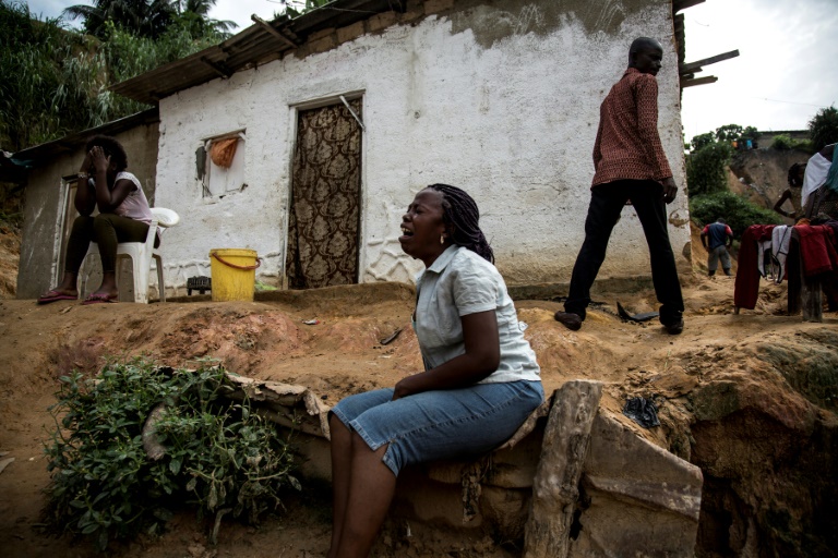 Une femme pleure ses proches tués dans un éboulement de terrain à Kinshasa, en RDCongo, le 5 janvier 2018 / © AFP/Archives / JOHN WESSELS