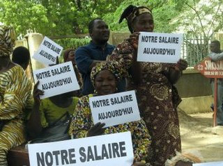 Illustration. Des civils brandissent des messages lors d’une marche. Crédits : DR Illustration. Des civils brandissent des messages lors d’une marche. Crédits : DR