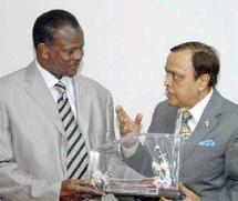 M. Emmanuel Nadingar, PM et ex-ministre tchadien du Pétrole et le ministre de l'Union du Pétrole et du Gaz naturel, M. Murli Deora M. Emmanuel Nadingar, PM et ex-ministre tchadien du Pétrole et le ministre de l'Union du Pétrole et du Gaz naturel, M. Murli Deora