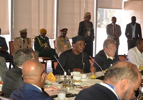 Le président tchadien s'exprimant lors de la séance de huis-clos de la 30ème session du sommet sur la réforme institutionnelle de l'Union Africaine. Le président tchadien s'exprimant lors de la séance de huis-clos de la 30ème session du sommet sur la réforme institutionnelle de l'Union Africaine.