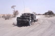 Un véhicule qui s'enfonce dans le sable ; Tchad.