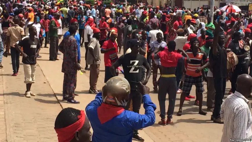 Début de la marche au niveau d’Atikoumé, à Lomé, Togo, le 7 novembre 2017. (VOA/Kayi Lawson)
