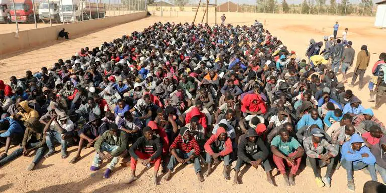 Des migrants subsahariens rassemblés dans un centre de détention à Gharyan, au sud de Tripoli, en Libye, le 12 octobre 2017. CRÉDITS : HANI AMARA / REUTERS
