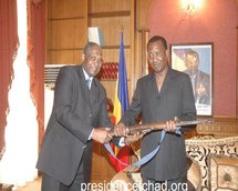 Le médiateur de la République Abderahman Moussa et le Président tchadien Idriss Déby Itno.