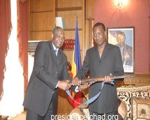 Le médiateur de la République Abderahman Moussa et le Président tchadien Idriss Déby Itno. Le médiateur de la République Abderahman Moussa et le Président tchadien Idriss Déby Itno.