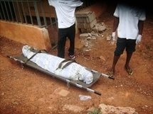 Le corps de Bibi Ngota devant la prison de Kondengui Le corps de Bibi Ngota devant la prison de Kondengui