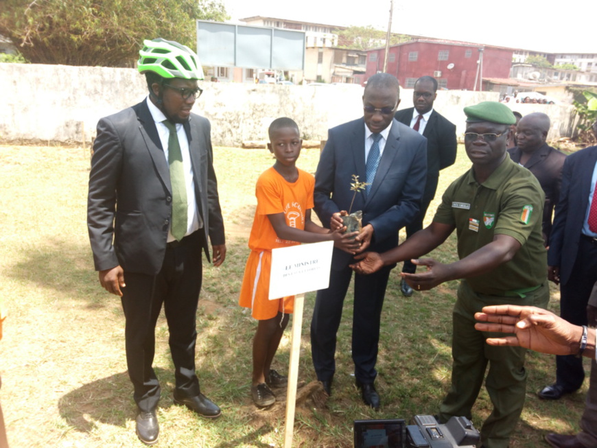 Restauration du couvert forestier ivoirien : Le gouvernement ambitionne d’atteindre 20% d’ici à l’horizon 2030-2040 Restauration du couvert forestier ivoirien : Le gouvernement ambitionne d’atteindre 20% d’ici à l’horizon 2030-2040