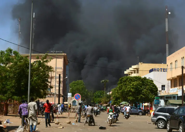 Un épais nuage de fumée noire pendant des attaques armées dans le centre de Ouagadougou, le 2 mars 2018 au Burkina / © AFP / Ahmed OUOBA