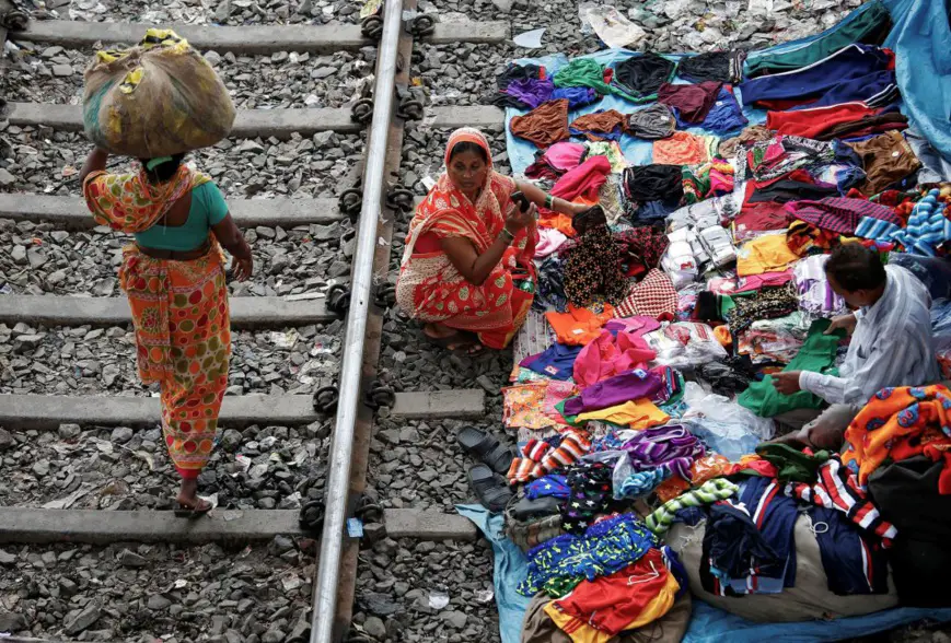 Une femme fait des emplettes le long d’une voie ferrée à Kolkata, en Inde. (© Rupak De Chowdhuri/Reuters)