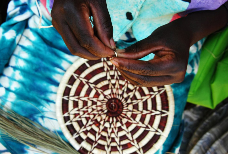 Des paniers fabriqués au Rwanda sont en vente dans plusieurs grands magasins américains. (© AP Images)