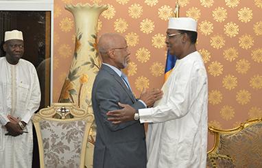 Ibrahim Senoussi, Conseiller spécial du Président Oumar Hassan El Béchir reçu par Idriss Déby ce samedi 4 mars 2018.