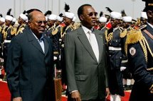 Les Présidents soudanais et tchadien à Karthoum. Les Présidents soudanais et tchadien à Karthoum.