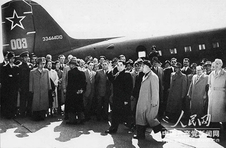 Zhou Enlai arrives in Geneva on April 24, 1954 to attend the Geneva Conference held from April to July as head of Chinese delegation. (Photo from People’s Daily Online)