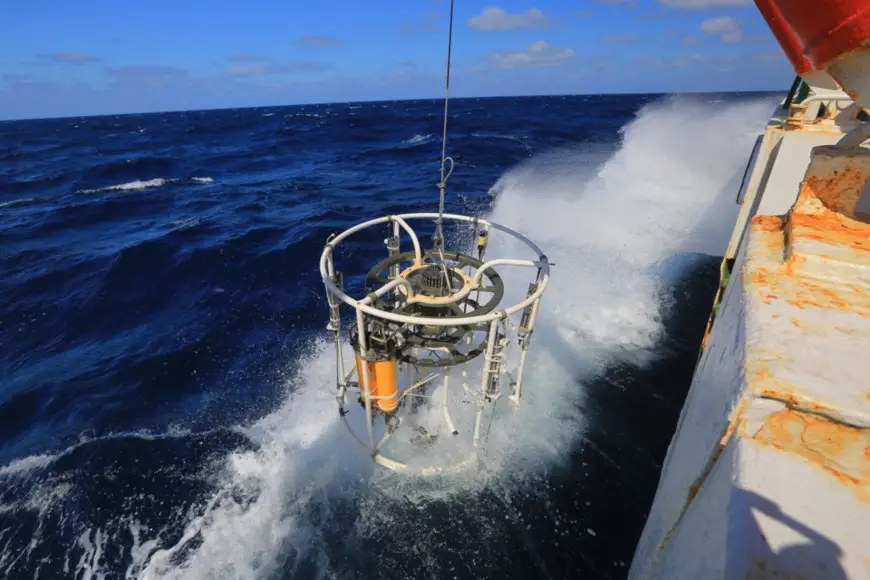Chinese scientists measure the conductivity, temperature and depth of the ocean with a CTD (Conductivity, Temperature, and Depth) device. (File photo from People’s Daily)
