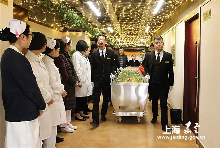 A farewell ceremony was held on March 31, 2017 at Shanghai-based Jiading District Central Hospital for Ge Jinxing who donated his body after passing away. (Photo from website of Jiading District People's Government)