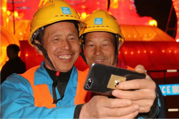 Workers share their photos online via mobile phones on a lantern fair during the past Lantern Festival in Wuhan, central China’s Hubei province. (Photo from People’s Daily) Workers share their photos online via mobile phones on a lantern fair during the past Lantern Festival in Wuhan, central China’s Hubei province. (Photo from People’s Daily)