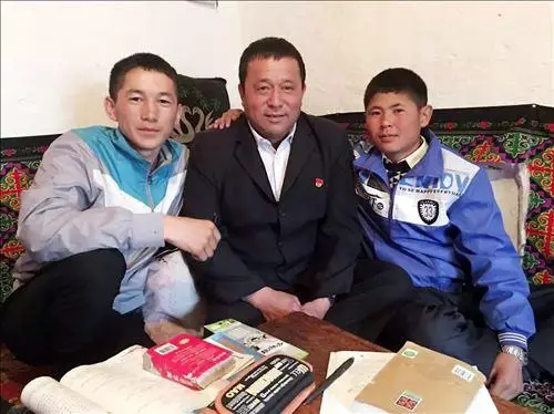 Photo shows Shen Jianjia (center) and two students he has helped. (Photo: www.jrxjnet.com)
