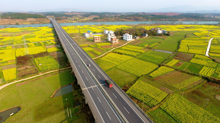 Photo taken on March 4, 2018 shows a bridge on an expressway from China’s southeast Xiamen to Chengdu in southwest Sichuan province. (Photo by He Hongfu from People’s Daily Online)