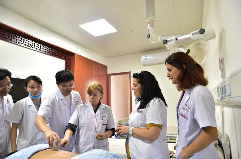 Portuguese trainees learn TCM therapies at the China-Portugal TCM Center at the hospital attached to Jiangxi University of Traditional Chinese Medicine in Nanchang, capital city of east China’s Jiangxi province. Opening ceremony of the center was held on May 16, 2017. (Photo from People’s Daily Online)