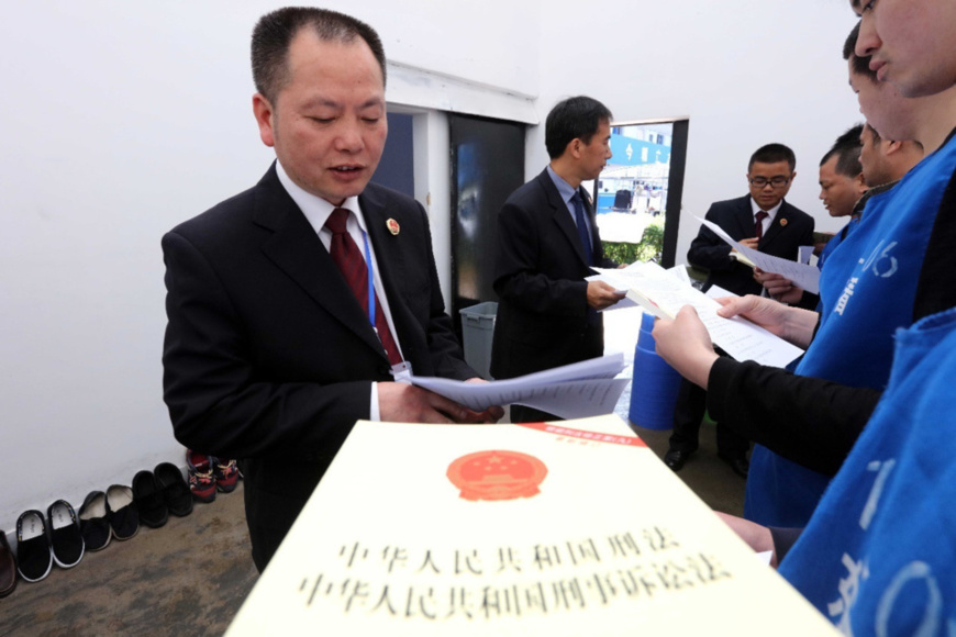 A working group from Dongxiang District of Fuzhou, eastern China’s Jiangxi province, visit a prison for law education and a questionnaire on legitimate rights, April 14, 2017. (Photo from CFP)