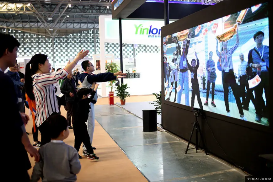 Visitors experience virtual reality technology at the China (Shanghai) International Technology Fair. (Photo by Yicai.com)