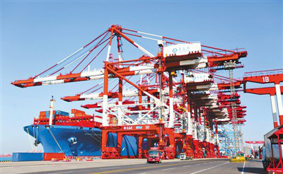 A containership of China COSCO Shipping Group is loading cargos at a port of Qingdao, eastern China’s Shandong province on Jan. 12, 2018. (Photo by CFP)