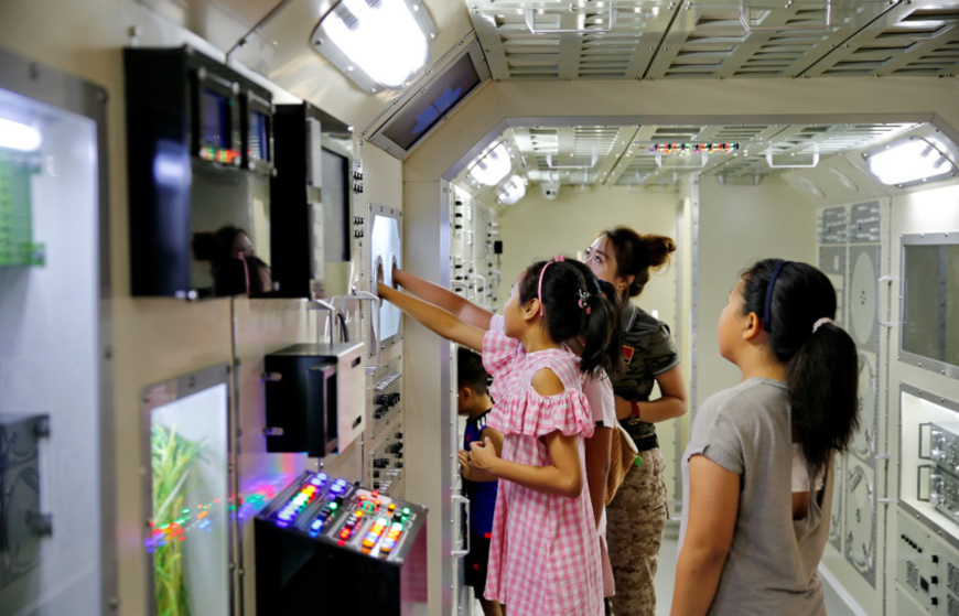 Children experience a simulated cabin of Tiangong-1 space lab at a virtual reality education base of military science in Qinhuangdao, northern China’s Hebei province on Aug. 15, 2017. (Photo: CFP)