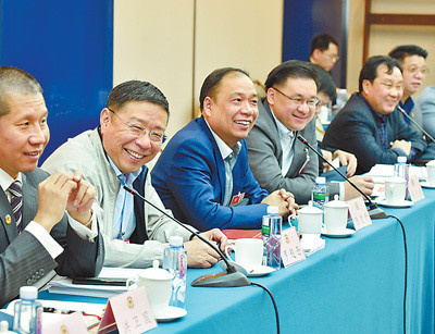 Representatives of overseas Chinese nationals discuss the draft constitutional amendment at the first session of the 13th National Committee of the Chinese People's Political Consultative Conference (CPPCC), March 7, 2018. (Photo by Lei Sheng from People’s Daily)