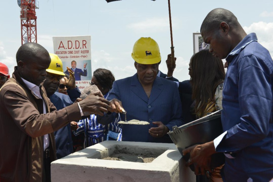 Denis Sassou N'Guesso posant la première pierre du centre d'excellence d'Oyo Denis Sassou N'Guesso posant la première pierre du centre d'excellence d'Oyo