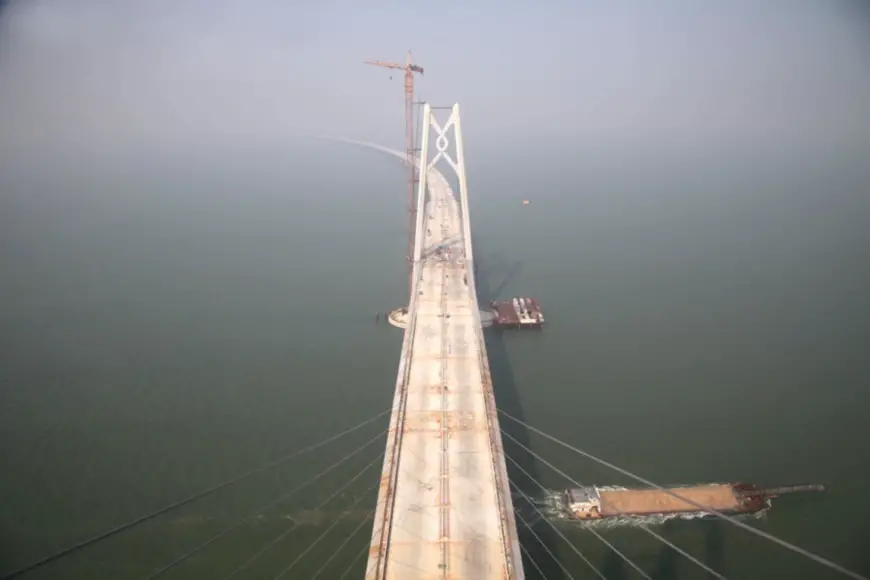 Decks of the Hong Kong-Zhuhai-Macao Bridge were linked together on September 27, 2016, indicating the main construction of the bridge entered into the final phase. Connecting Hong Kong with Macao and Zhuhai, the world’s largest sea-crossing span consists of a series of bridges and one undersea tunnel, as well as 3 artificial islands. (Photo by Ji Shunli from People’s Daily Online)