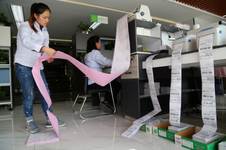 A staff of a poverty alleviation park in central China’s Henan province print online orders of iron stick yams. (Photo by Xu Hongxing from CFP) A staff of a poverty alleviation park in central China’s Henan province print online orders of iron stick yams. (Photo by Xu Hongxing from CFP)