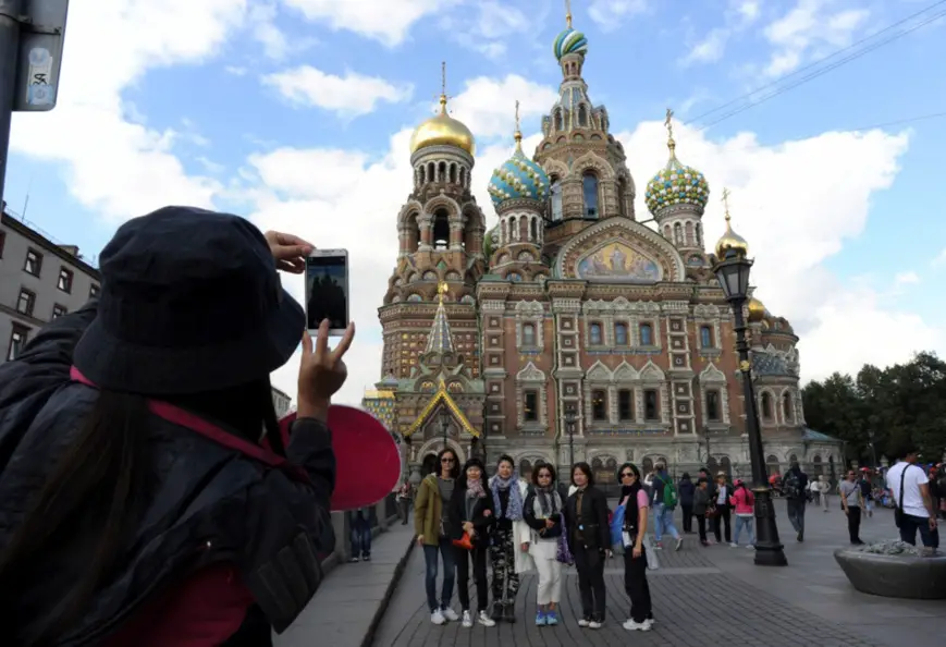 Chinese tourists take photo in St. Petersburg, Russia. (Photo from CFP)