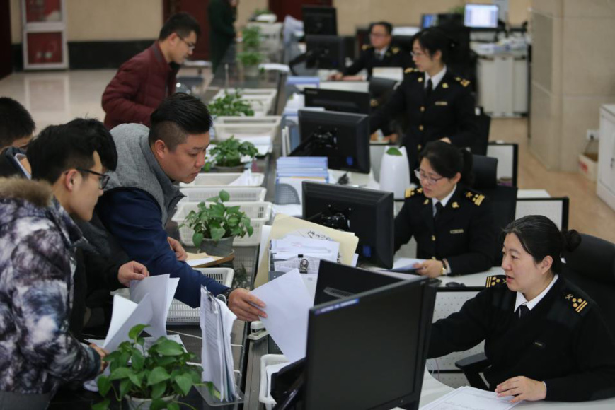 Thanks to simplified administrative procedures in China’s free trade zones, fewer people now come to the customs for on-site clearance. (Photo from CFP)