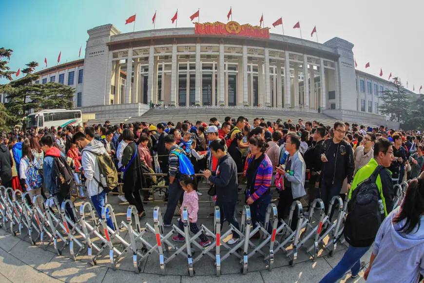 Visitors wait in long queues in front of National Museum of China during the National Day holiday last year. (Photo from CFP)