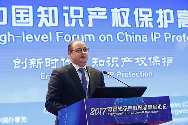 Mark Snyder, Senior Vice President of Qualcomm Incorporated, delivers a speech at the 2017 High-Level Forum on China IP Protection. (Photo from the Official Website of the State Intellectual Property Office)